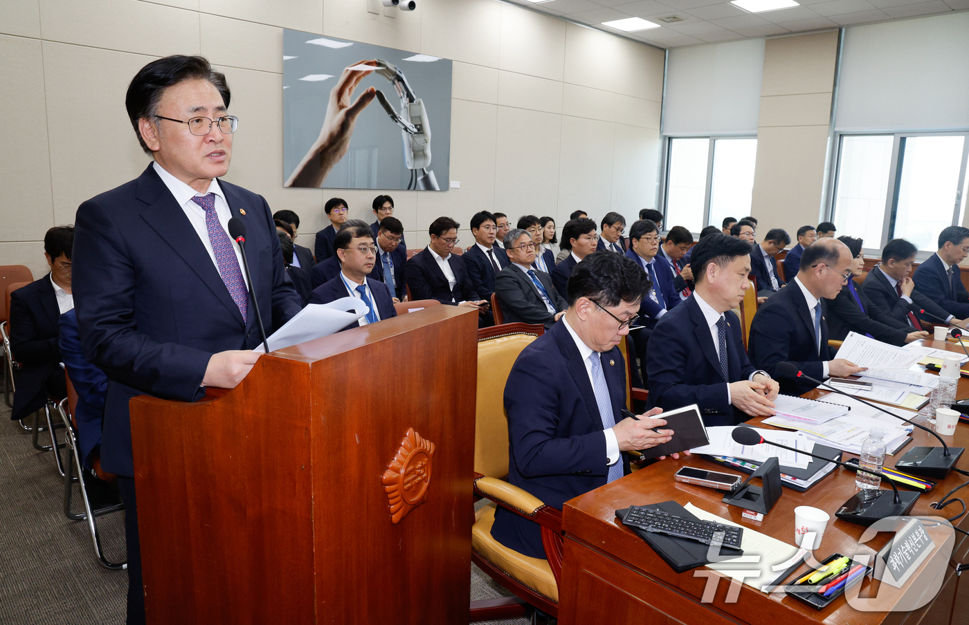 (서울=뉴스1) 안은나 기자 = 유상임 과학기술정보통신부 장관이 24일 서울 여의도 국회에서 열린 과학기술정보방송통신위원회 제424회국회(임시회) 제4차 전체회의에서 2025년도 …