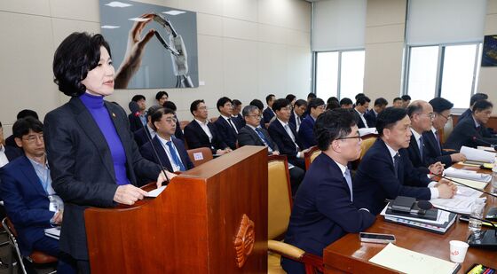 추경안 통과, 인사말하는 이진숙 위원장