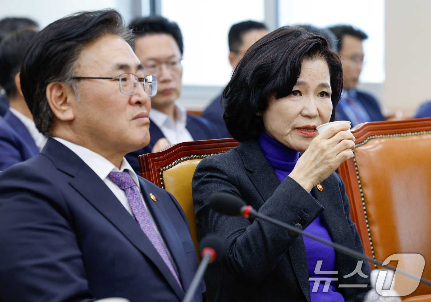 (서울=뉴스1) 안은나 기자 = 이진숙 방송통신위원장(오른쪽)과 유상임 과학기술정보통신부 장관이 24일 서울 여의도 국회에서 열린 과학기술정보방송통신위원회 제424회국회(임시회) …