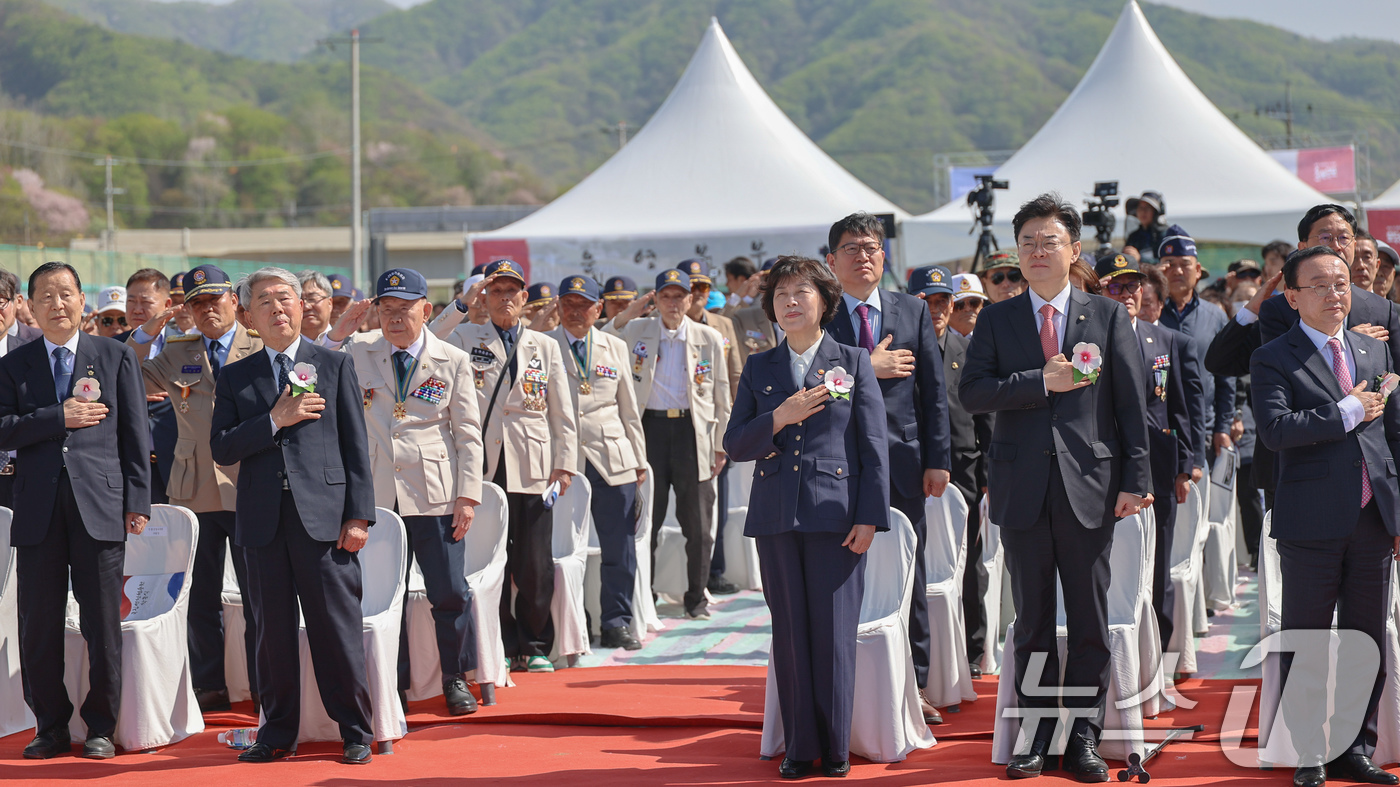 (서울=뉴스1) = 강정애 국가보훈부 장관이 24일 경기도 연천군 국립연천현충원 예정 부지에서 열린 국립연천현충원 조성사업 착공식에 참석해 김성원 국회의원, 김덕현 연천군수 등 주 …