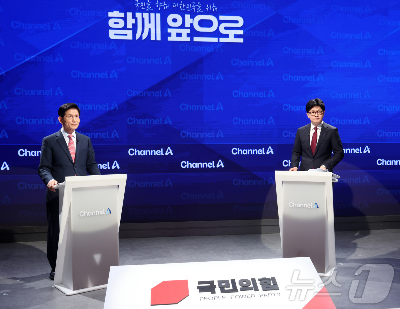 (서울=뉴스1) 국회사진취재단 = 24일 오후 종로 동아미디어센터 채널A 오픈스튜디오에서 국민의힘 대선 2차 경선 진출자인 김문수, 한동훈 후보가 토론 전 정면을 응시하고 있다. …