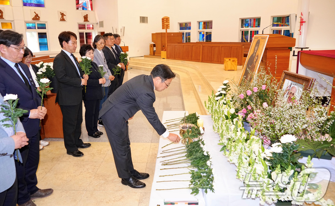 (광주=뉴스1) 박준배 기자 = 강기정 광주시장이 24일 광주시 실국장들과 천주교 광주대교구청 성당에 마련된 프란치스코 교황 분향소를 찾아 헌화하고 있다.(광주시 제공. 재판매 및 …