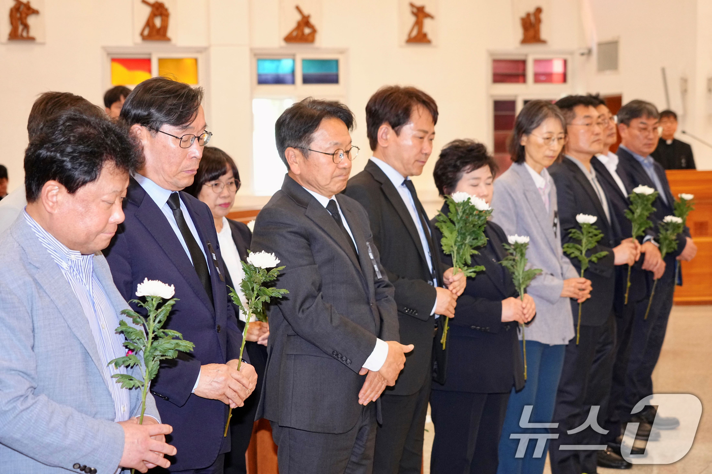 (광주=뉴스1) 박준배 기자 = 강기정 광주시장이 24일 광주시 실국장들과 천주교 광주대교구청 성당에 마련된 프란치스코 교황 분향소를 찾아 헌화하고 있다.(광주시 제공. 재판매 및 …