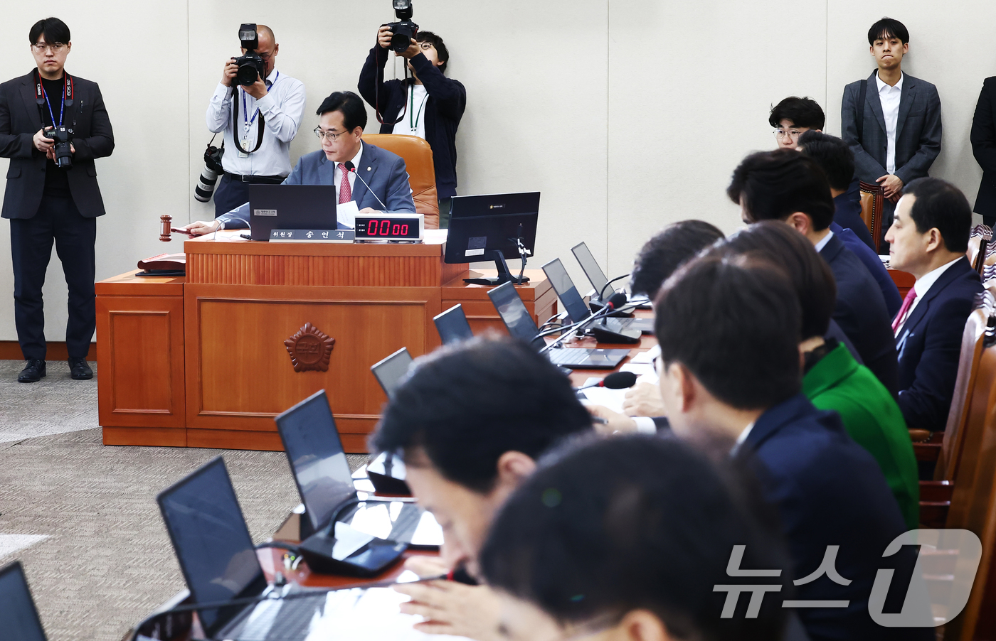 (서울=뉴스1) 김민지 기자 = 송언석 기획재정위원장이 24일 오후 서울 여의도 국회에서 열린 기획재정위원회 전체회의에서 2025년도 제1회 추가경정예산안(정부) 등 안건을 상정하 …