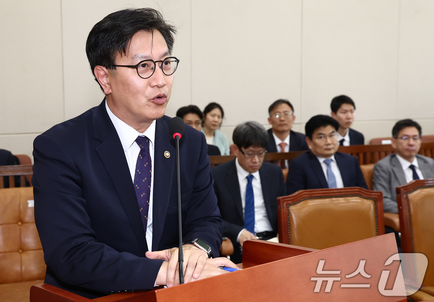 (서울=뉴스1) 김민지 기자 = 김범석 기획재정부 1차관이 24일 오후 서울 여의도 국회에서 열린 기획재정위원회 전체회의에서 2025년도 제1회 추가경정예산안(정부)과 관련해 발언 …