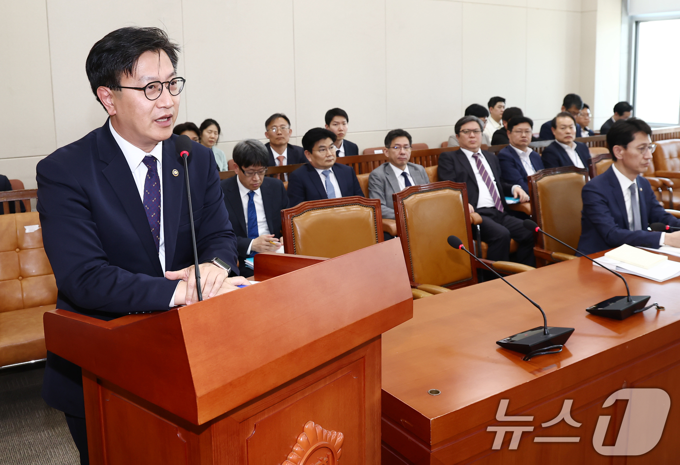 (서울=뉴스1) 김민지 기자 = 김범석 기획재정부 1차관이 24일 오후 서울 여의도 국회에서 열린 기획재정위원회 전체회의에서 2025년도 제1회 추가경정예산안(정부)과 관련해 발언 …