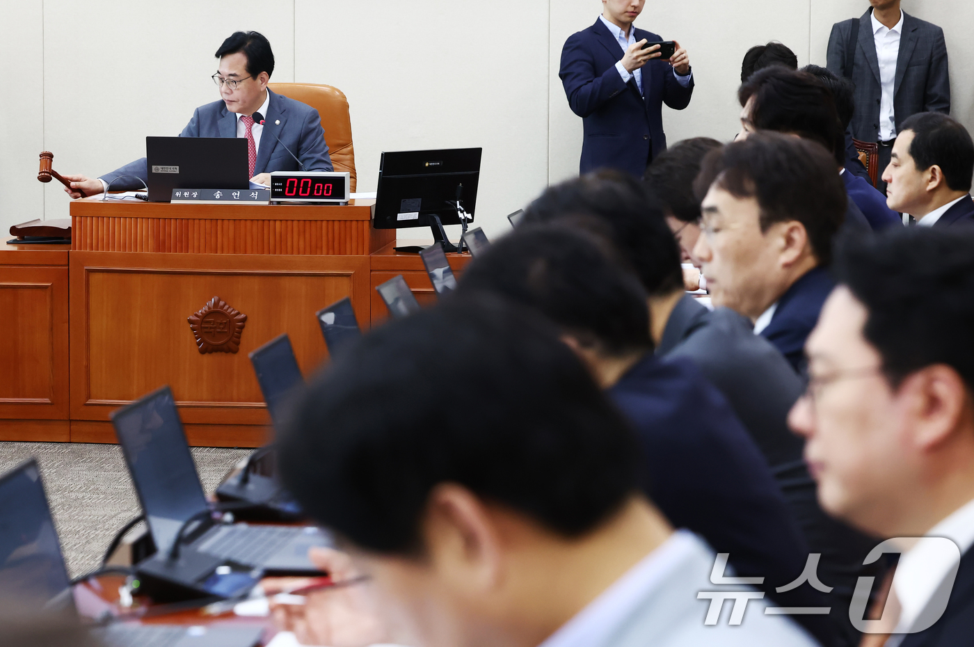 (서울=뉴스1) 김민지 기자 = 송언석 기획재정위원장이 24일 오후 서울 여의도 국회에서 열린 기획재정위원회 전체회의에서 2025년도 제1회 추가경정예산안(정부) 등 안건을 상정하 …
