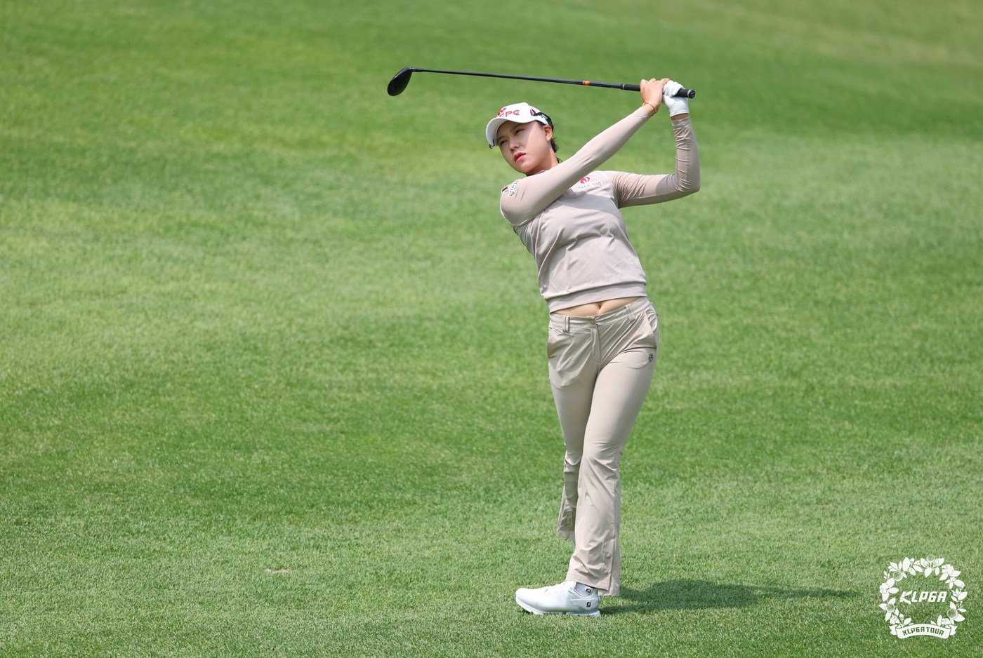 (서울=뉴스1) = 문정민이 24일 충북 청주 킹스데일CC에서 열리 '덕신EPC 챔피언십' 1라운드 6번홀에서 세컨드샷을 하고 있다. (KLPGA 제공. 재판매 및 DB 금지) 2 …