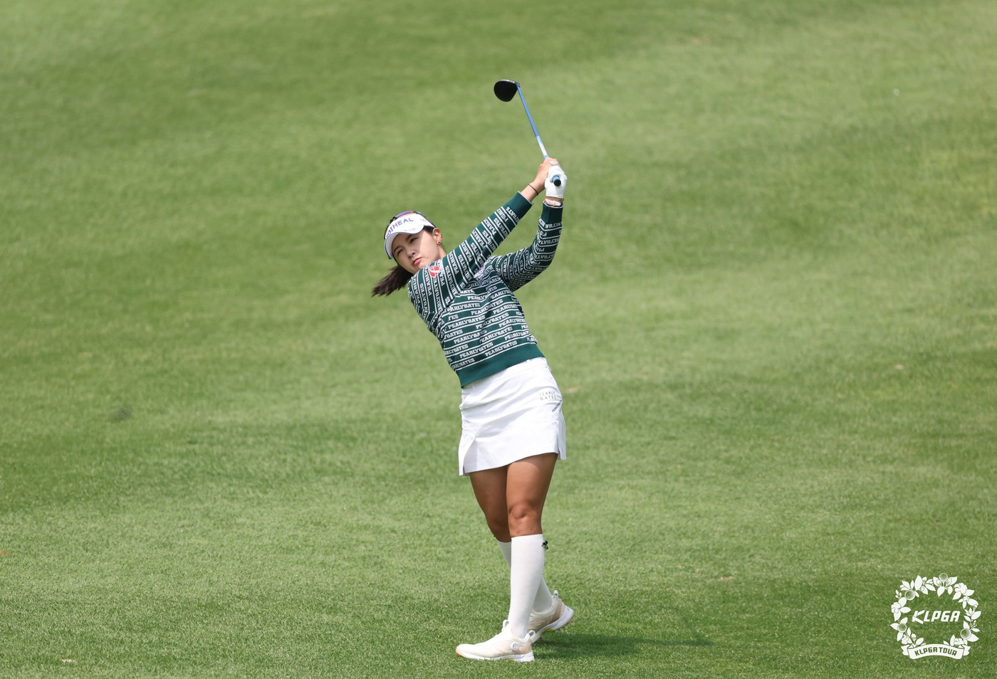 (서울=뉴스1) = 박현경이 24일 충북 청주 킹스데일CC에서 열리 '덕신EPC 챔피언십' 1라운드 6번홀에서 세컨드샷을 하고 있다. (KLPGA 제공. 재판매 및 DB 금지) 2 …