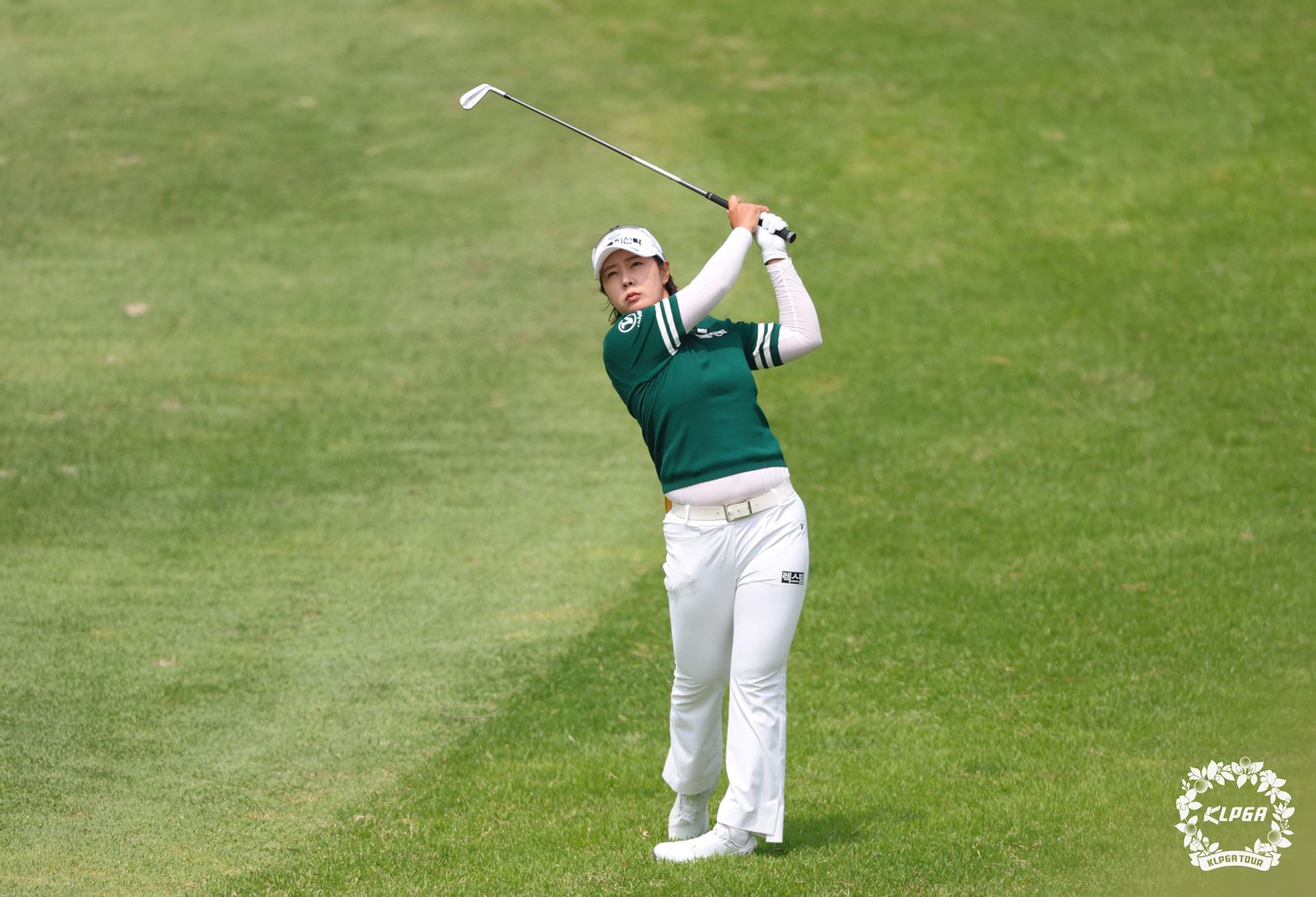 (서울=뉴스1) = 박지영이 24일 충북 청주 킹스데일CC에서 열리 '덕신EPC 챔피언십' 1라운드 6번홀에서 세컨드샷을 하고 있다. (KLPGA 제공. 재판매 및 DB 금지) 2 …