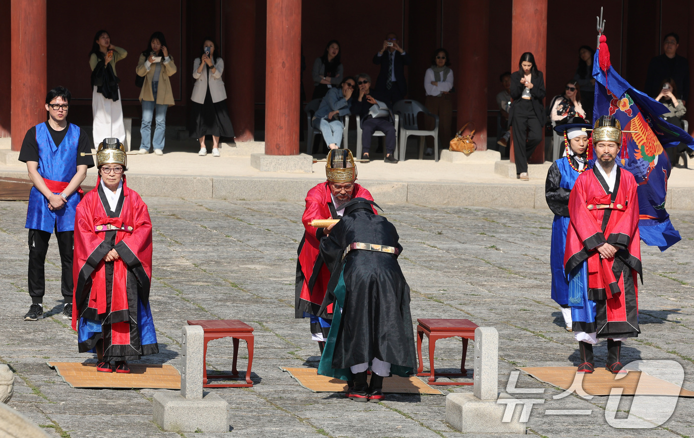 (서울=뉴스1) 신웅수 기자 = 24일 오후 서울 종로구 경희궁에서 열린 조선통신사 행렬 재현 행사에서 정사(正使)와 부사(副使), 종사관(從事官)으로 이뤄진 3사(三使) 임명이 …