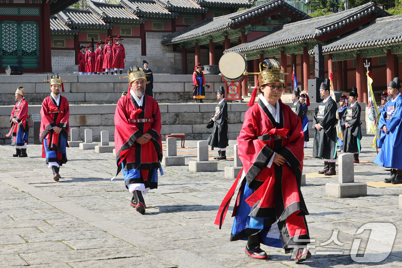 (서울=뉴스1) 신웅수 기자 = 24일 오후 서울 종로구 경희궁에서 열린 조선통신사 행렬 재현 행사에서 정사(正使)와 부사(副使), 종사관(從事官)으로 이뤄진 3사(三使)가 행렬을 …
