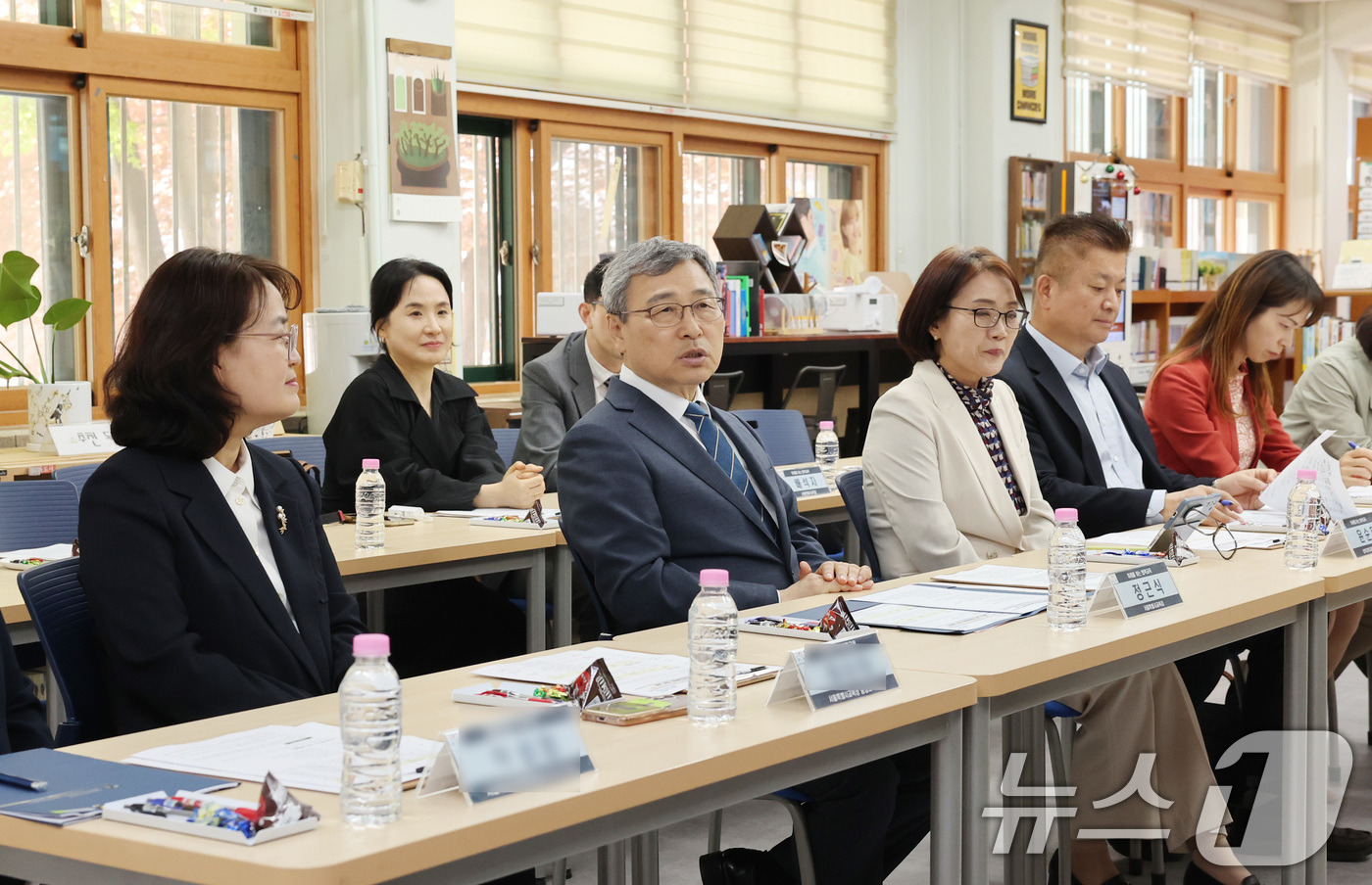 (서울=뉴스1) = 정근식 서울시교육감이 24일 서울 강북구 강북중학교를 방문해 학교 특색사업에 대한 설명을 듣고, '자유학기제 교육과정 운영'을 주제로 교장, 교사 등 교육공동체 …