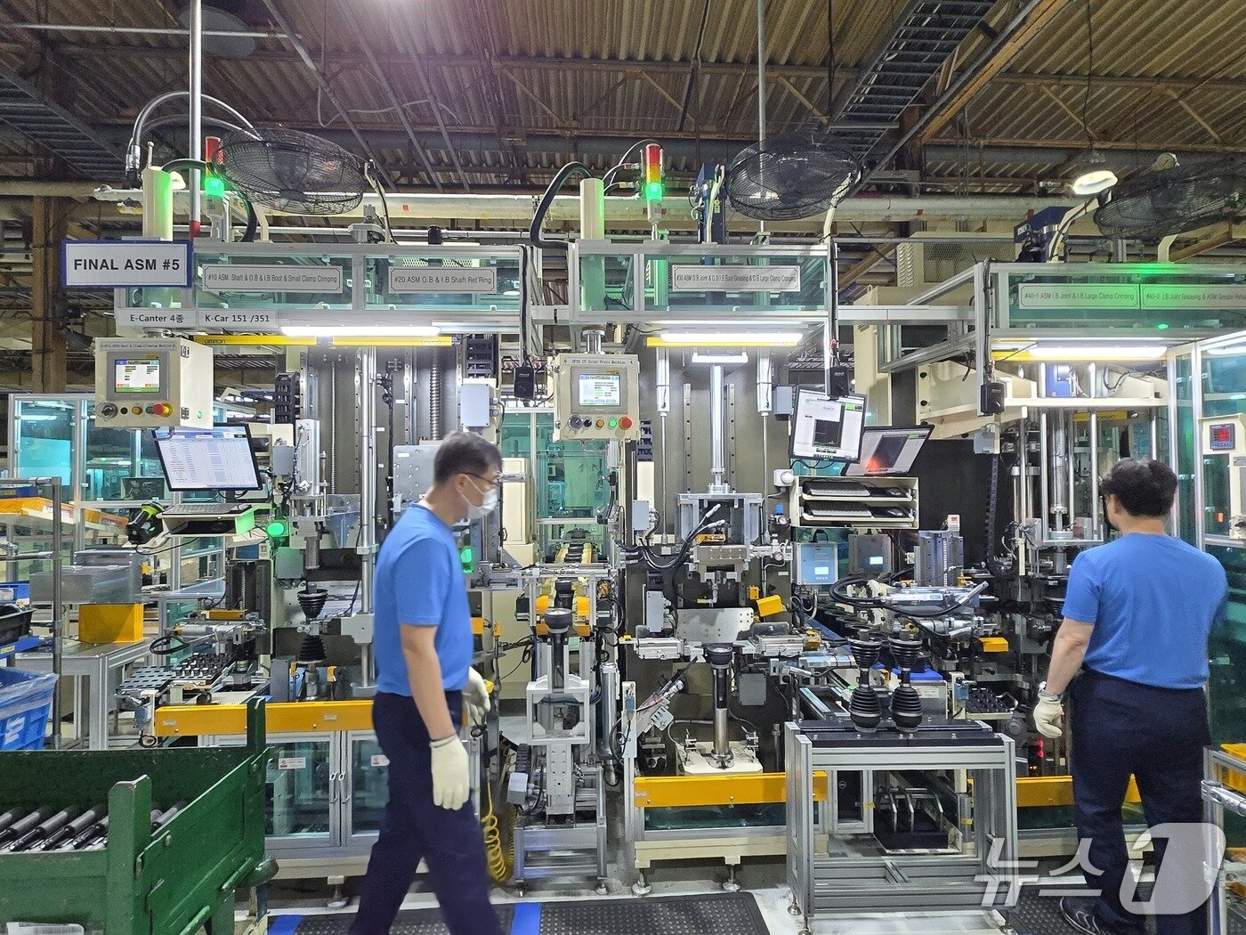 본문 이미지 - 23일 한세모빌리티 대구공장 구동공장에서 근로자들이 정밀 기계를 사용해 구동축(하프샤프트) 내 등속 조인트를 정밀 가공하고 있다 2025.04.23/뉴스1 김성식 기자