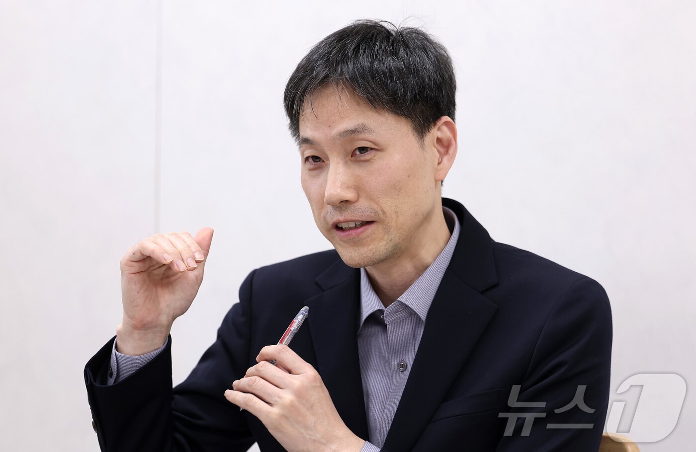 본문 이미지 - 강민욱 고려대학교 경제학과 교수는 "정치권으로부터 자유로운 초당적 기구를 설치해 저출산·지방 붕괴를 비롯한 한국 경제의 구조적 문제를 장기적인 관점에서 해결해야 한다"고 말했다. 2025.4.24/뉴스1 ⓒ News1 김성진 기자