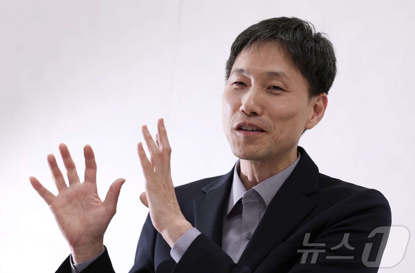 본문 이미지 - 강민욱 고려대학교 경제학과 교수가 24일 고려대학교 교수 연구실에서 뉴스1 대선 기획 '3040, 차기 정부에 바란다' 인터뷰를 하고 있다. 2025.4.24/뉴스1 ⓒ News1 김성진 기자