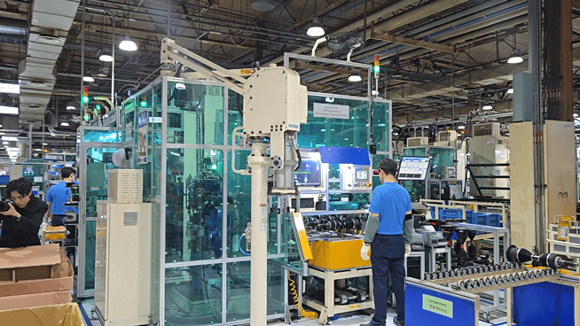 본문 이미지 - 23일 한세모빌리티 대구공장 구동공장에서 근로자들이 자동화 장치를 이용해 완성된 구동축(하프샤프트) 의 품질을 검사하고 있다. 2025.04.23/뉴스1 김성식 기자