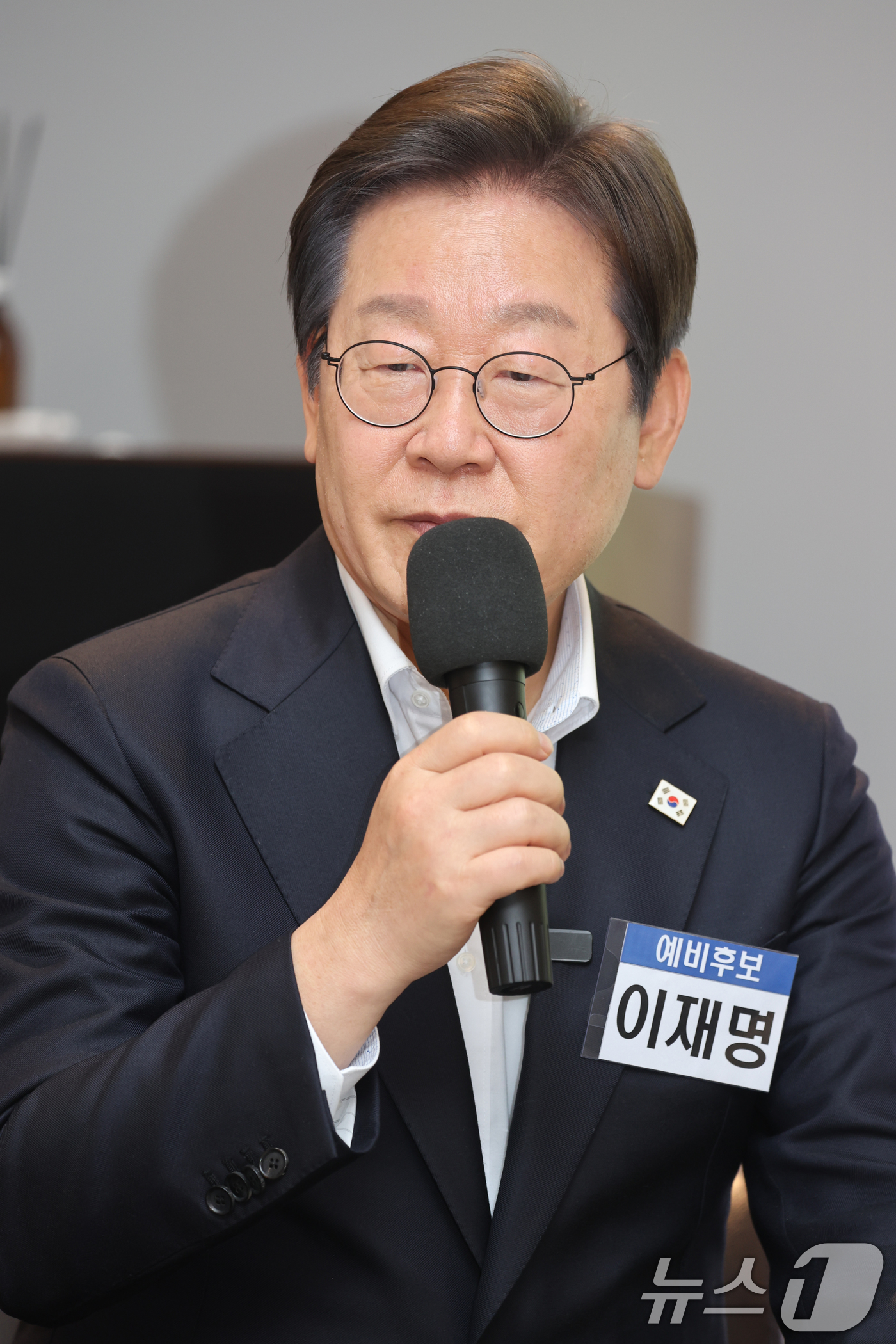 (광주=뉴스1) 김태성 기자 = 이재명 더불어민주당 대선 경선 후보가 24일 광주 전일빌딩245에서 열린 민주주의 간담회에서 인사말을 하고 있다.  2025.4.24/뉴스1