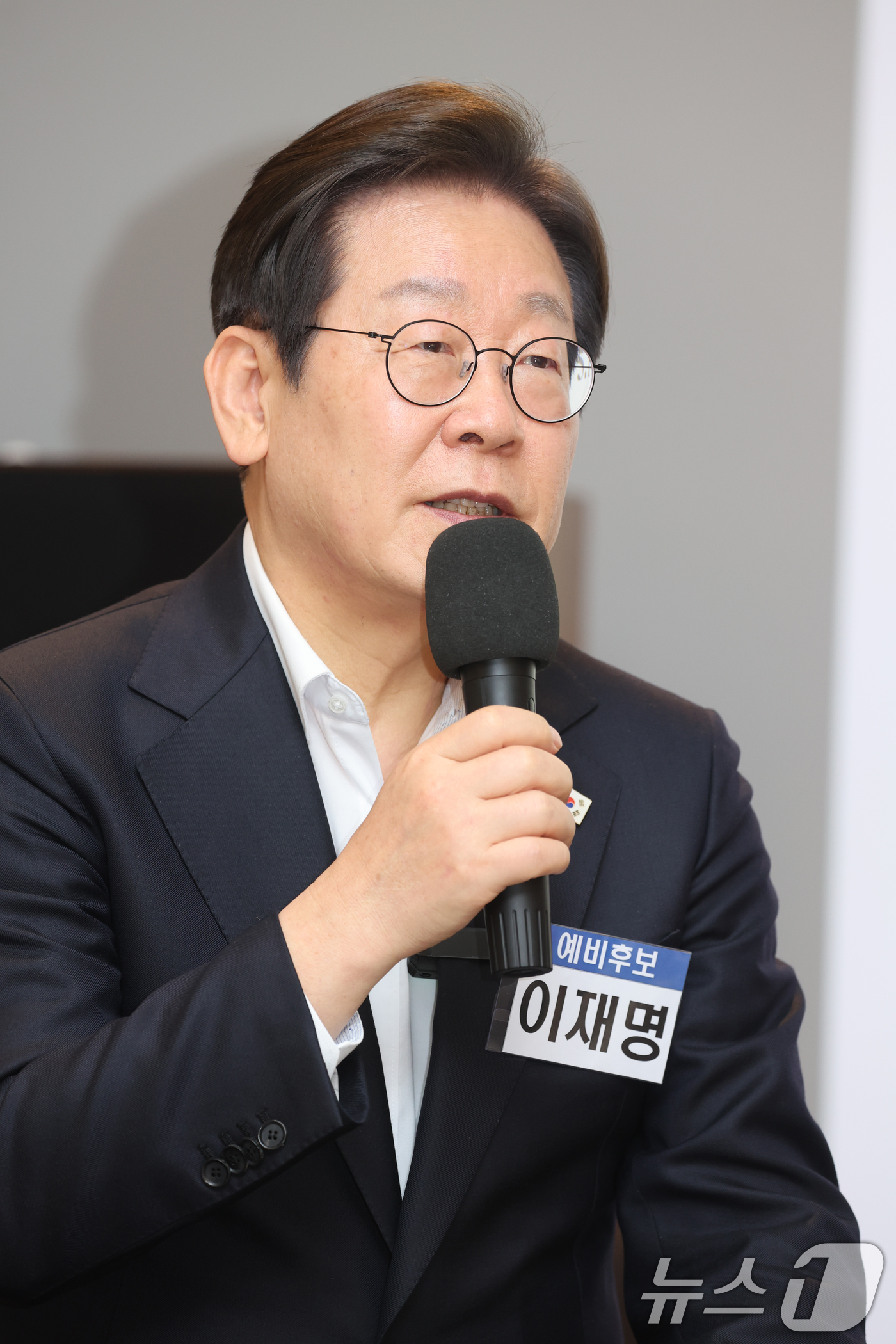 (광주=뉴스1) 김태성 기자 = 이재명 더불어민주당 대선 경선 후보가 24일 광주 전일빌딩245에서 열린 민주주의 간담회에서 인사말을 하고 있다.  2025.4.24/뉴스1
