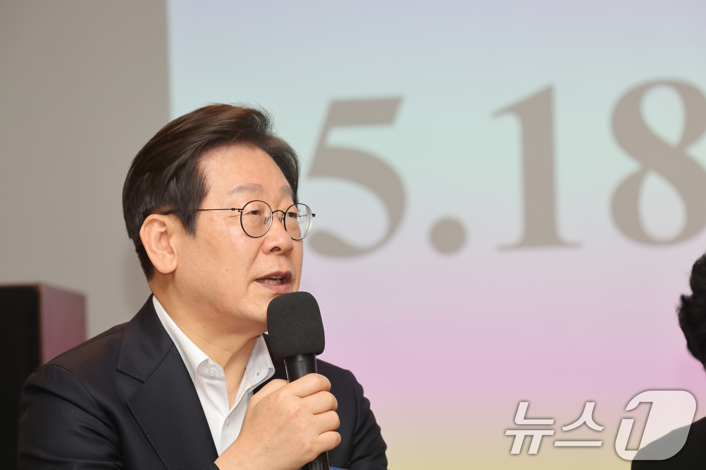 (광주=뉴스1) 김태성 기자 = 이재명 더불어민주당 대선 경선 후보가 24일 광주 전일빌딩245에서 열린 민주주의 간담회에서 인사말을 하고 있다.  2025.4.24/뉴스1