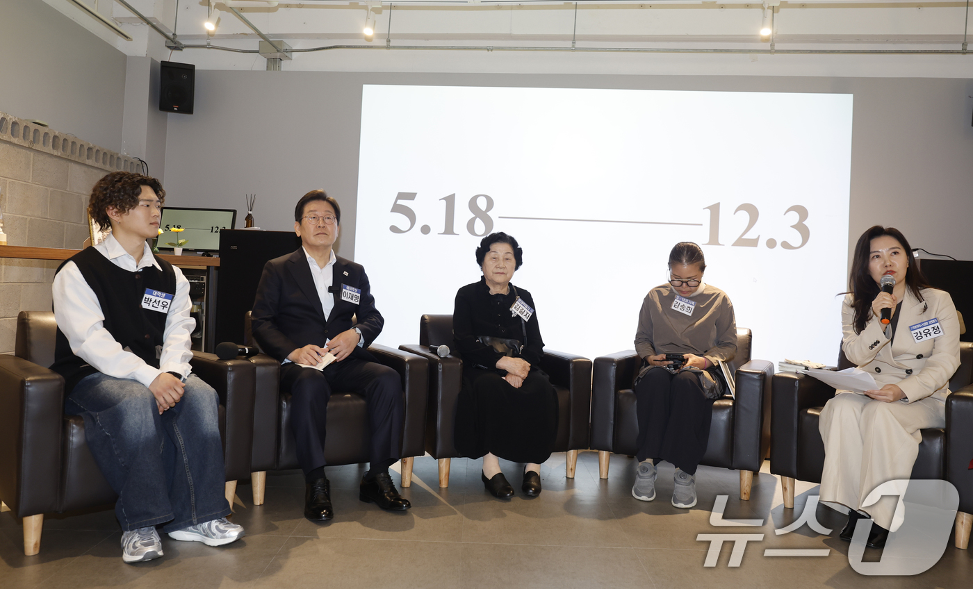 (광주=뉴스1) 김태성 기자 = 이재명 더불어민주당 대선 경선 후보가 24일 광주 전일빌딩245에서 김길자 문재학열사 모친, 김송희 5.18유가족, 박선우 대학생, 강유정 윤파면 …