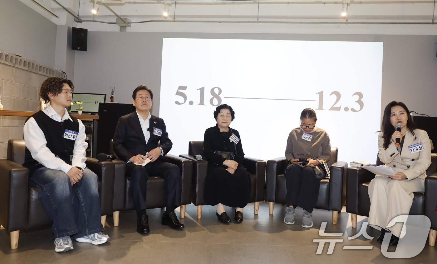 본문 이미지 - 이재명 더불어민주당 대선 경선 후보가 24일 광주 전일빌딩245에서 김길자 문재학열사 모친, 김송희 5.18유가족, 박선우 대학생, 강유정 윤파면 촉구성명 문화인 등 참석자들과 민주주의 간담회를 하고 있다. 2025.4.24/뉴스1 ⓒ News1 김태성 기자