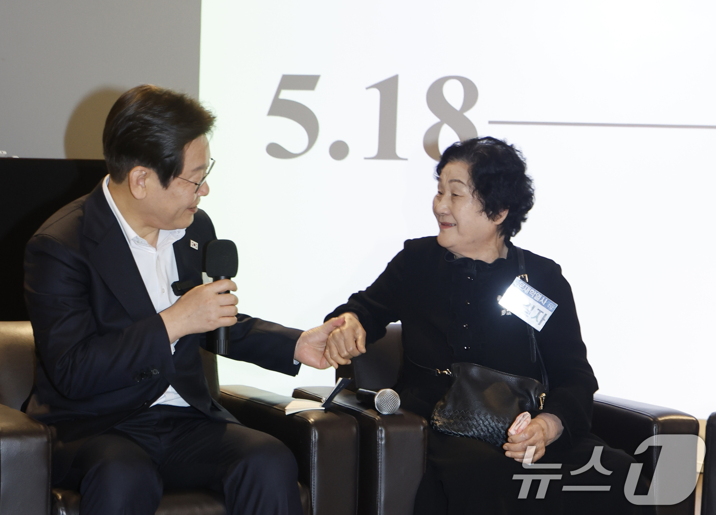 (광주=뉴스1) 김태성 기자 = 이재명 더불어민주당 대선 경선 후보가 24일 광주 전일빌딩245에서 열린 민주주의 간담회에서 김길자 문재학열사 모친과 인사를 나누고 있다. 2025 …