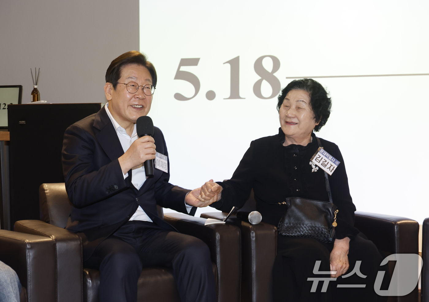 (광주=뉴스1) 김태성 기자 = 이재명 더불어민주당 대선 경선 후보가 24일 광주 전일빌딩245에서 열린 민주주의 간담회에서 김길자 문재학열사 모친과 인사를 나누고 있다. 2025 …