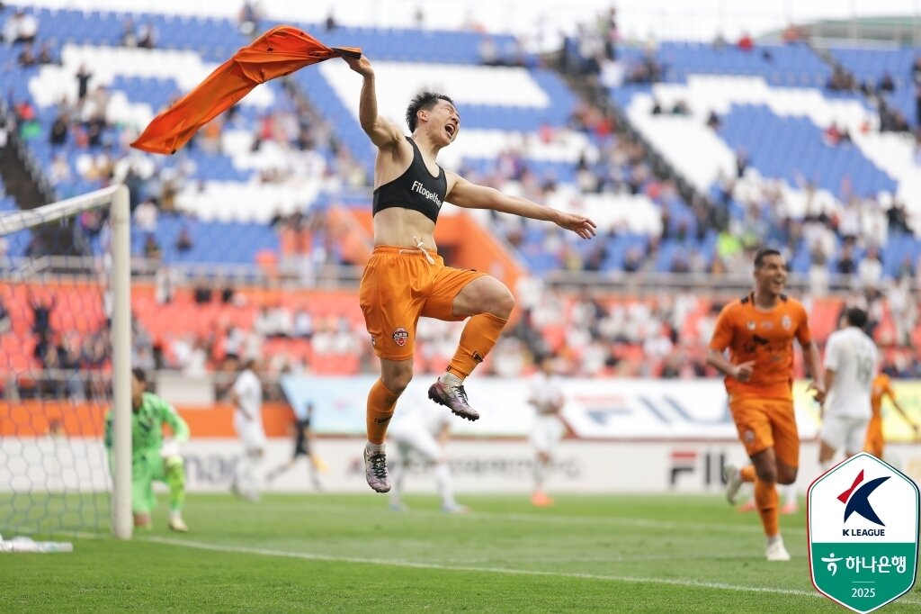 본문 이미지 - 당장 순위는 만족스럽지 않지만, 제주유나이티드의 분위기가 점점 올라오고 있다. 선수단 내부 자신감도 좋다. (한국프로축구연맹 제공)