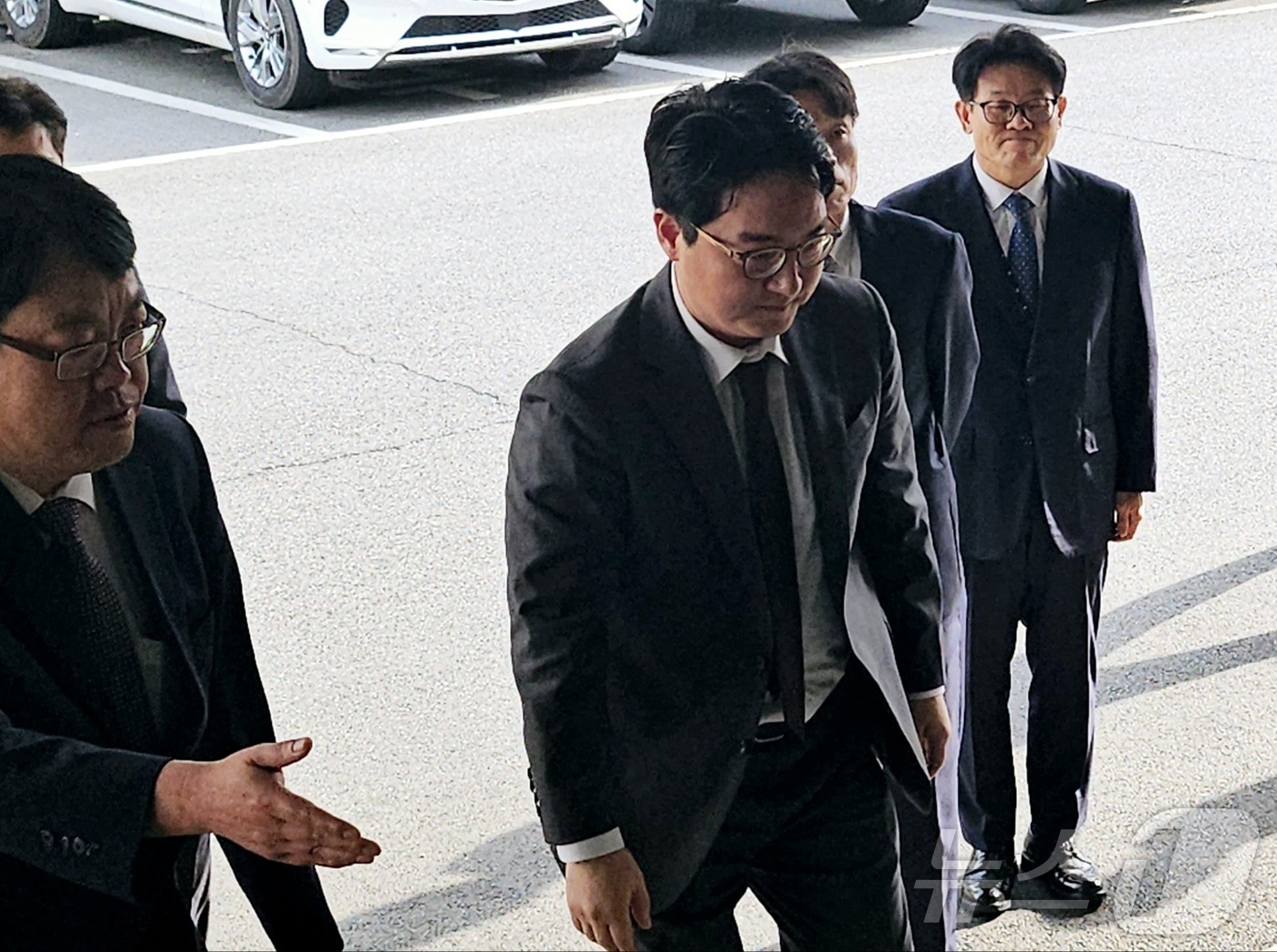 (대구=뉴스1) 남승렬 기자 = 심우정 검찰총장이 24일 오후 대구지검에 들어서고 있다.심 총장은 취재진의 채상병 사건 수사 및 홍준표 전 대구시장 수사 상황과 관련한 질문에는 답 …