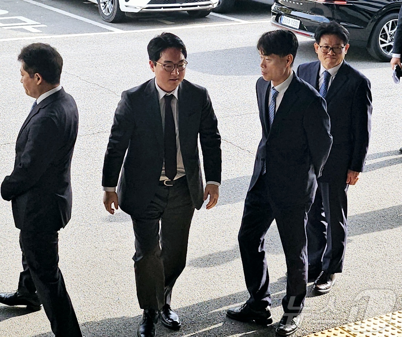 (대구=뉴스1) 남승렬 기자 = 심우정 검찰총장이 24일 오후 대구지검에 들어서고 있다.심 총장은 취재진의 채상병 사건 수사 및 홍준표 전 대구시장 수사 상황과 관련한 질문에는 답 …