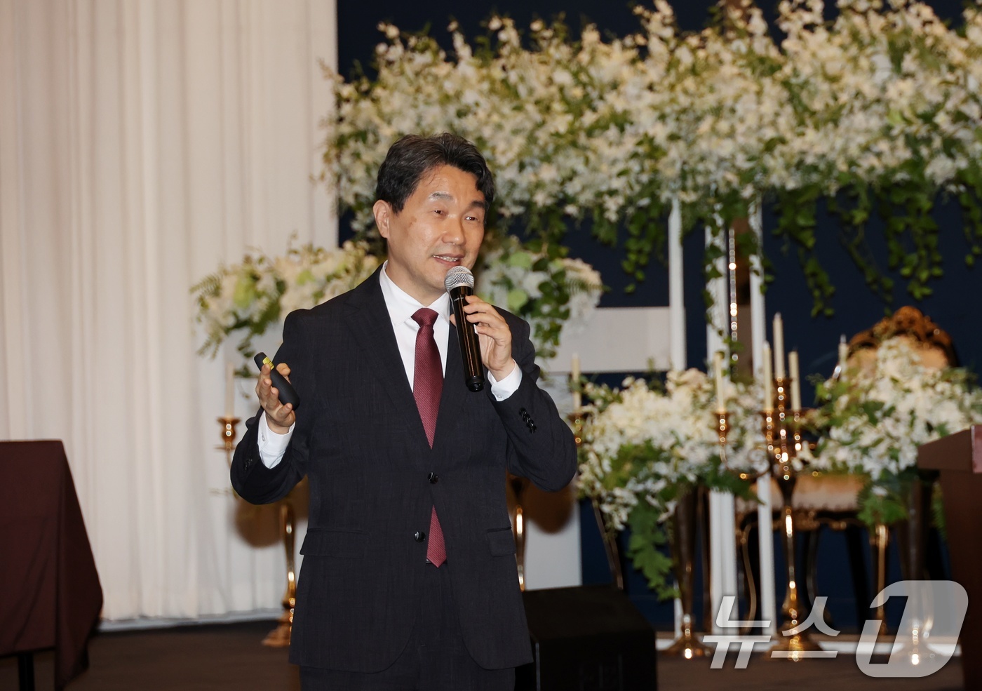 (서울=뉴스1) = 이주호 부총리 겸 교육부 장관이 24일 전북 익산 웨스턴라이프 호텔에서 열린 '중앙라이즈위원회·글로컬대학위원회 합동 워크숍'에서 발언하고 있다. (교육부 제공. …