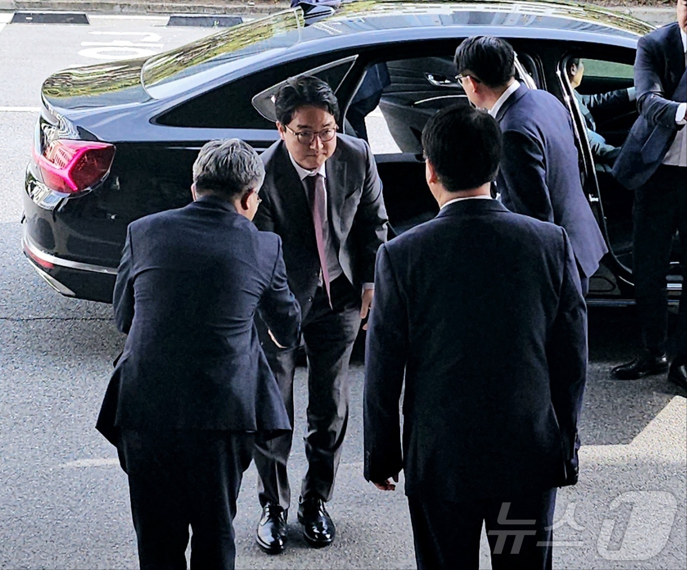 (대구=뉴스1) 남승렬 기자 = 심우정 검찰총장이 24일 오후 대구지검에 찾아 직원들과 인사하고 있다.심 총장은 취재진의 채상병 사건 수사 및 홍준표 전 대구시장 수사 상황과 관련 …