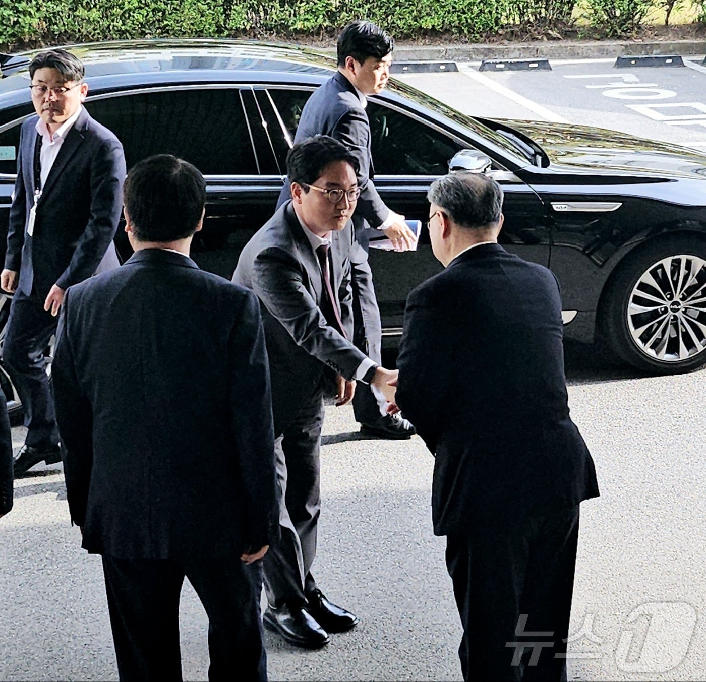 (대구=뉴스1) 남승렬 기자 = 심우정 검찰총장이 24일 오후 대구지검에 찾아 직원들과 인사하고 있다.심 총장은 취재진의 채상병 사건 수사 및 홍준표 전 대구시장 수사 상황과 관련 …