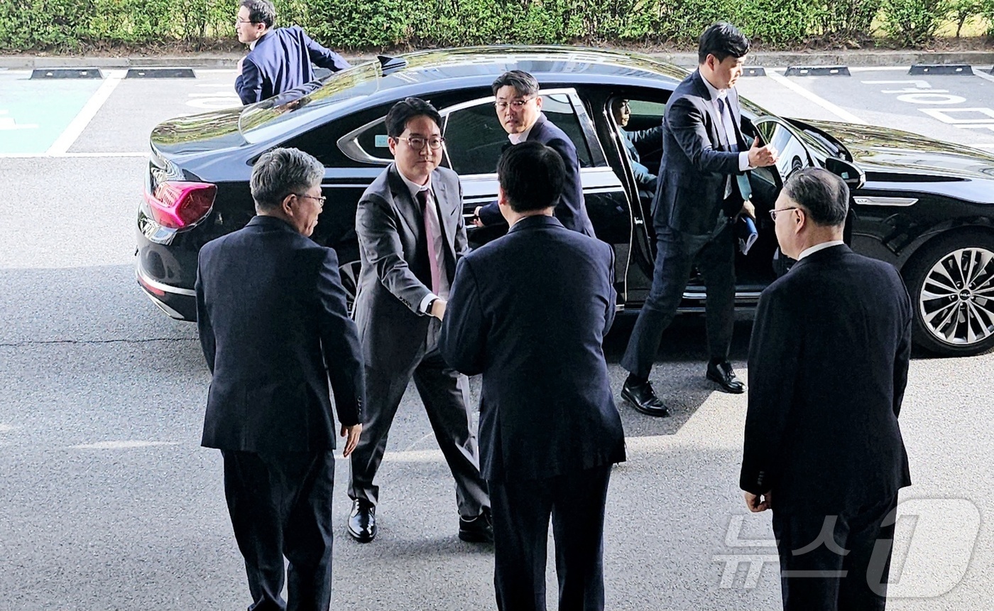 (대구=뉴스1) 남승렬 기자 = 심우정 검찰총장이 24일 오후 대구지검에 찾아 직원들과 인사하고 있다.심 총장은 취재진의 채상병 사건 수사 및 홍준표 전 대구시장 수사 상황과 관련 …