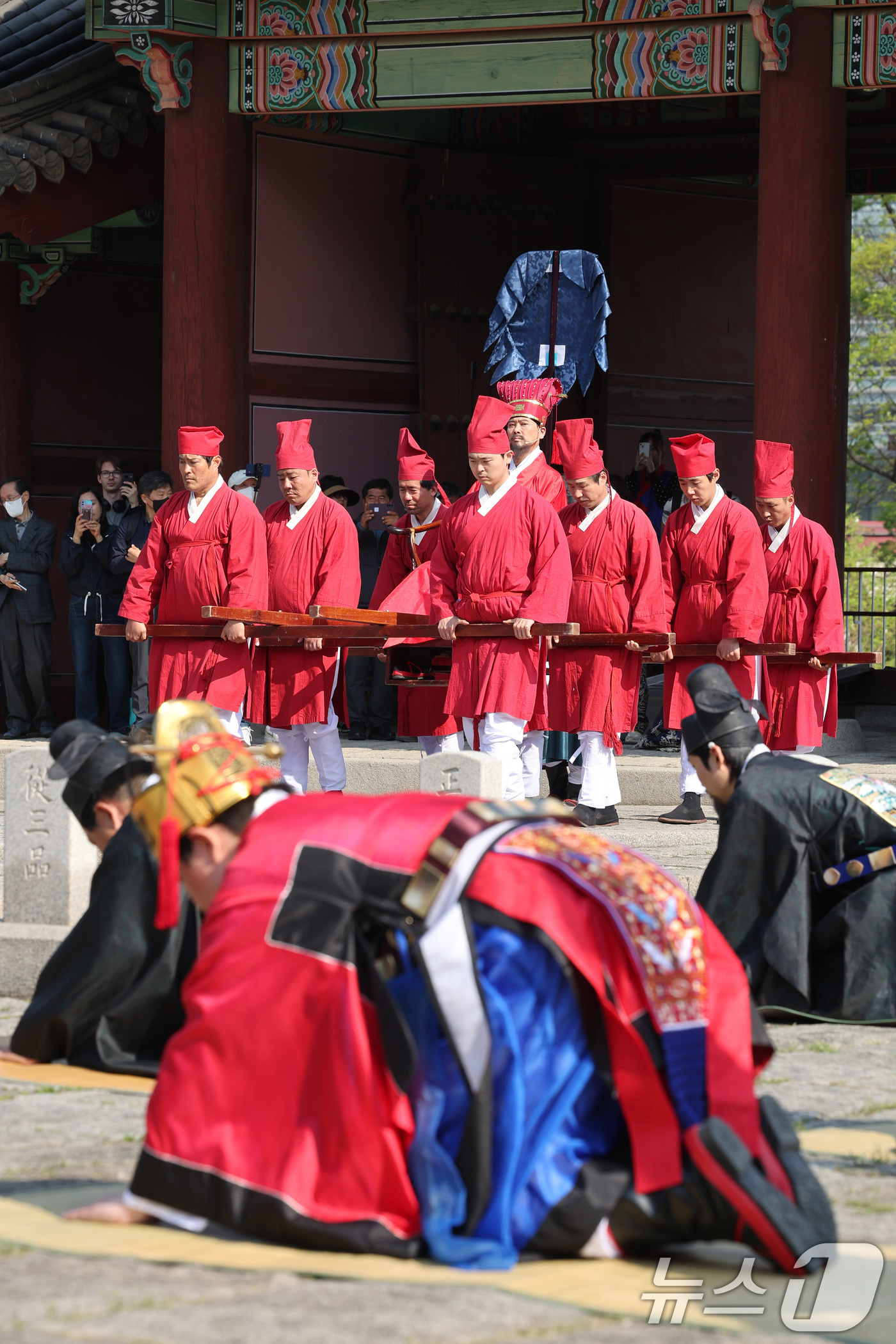 (서울=뉴스1) 신웅수 기자 = 24일 오후 서울 종로구 경희궁에서 조선통신사 행렬 재현 행사가 열리고 있다.이번 행사는 한국과 일본 국교 정상화 60주년을 기념해 열렸으며 부산과 …