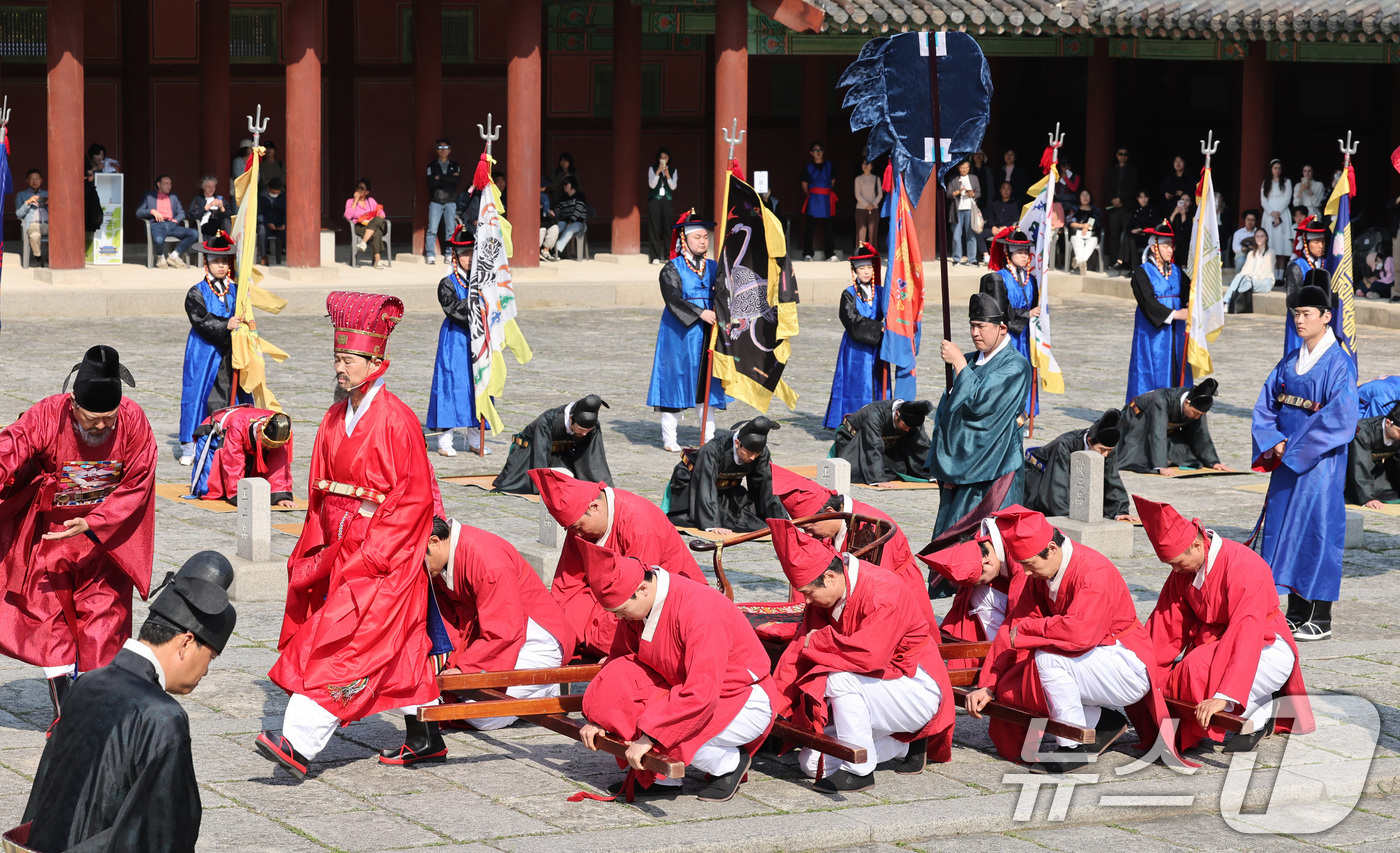 (서울=뉴스1) 신웅수 기자 = 24일 오후 서울 종로구 경희궁에서 조선통신사 행렬 재현 행사가 열리고 있다.이번 행사는 한국과 일본 국교 정상화 60주년을 기념해 열렸으며 부산과 …