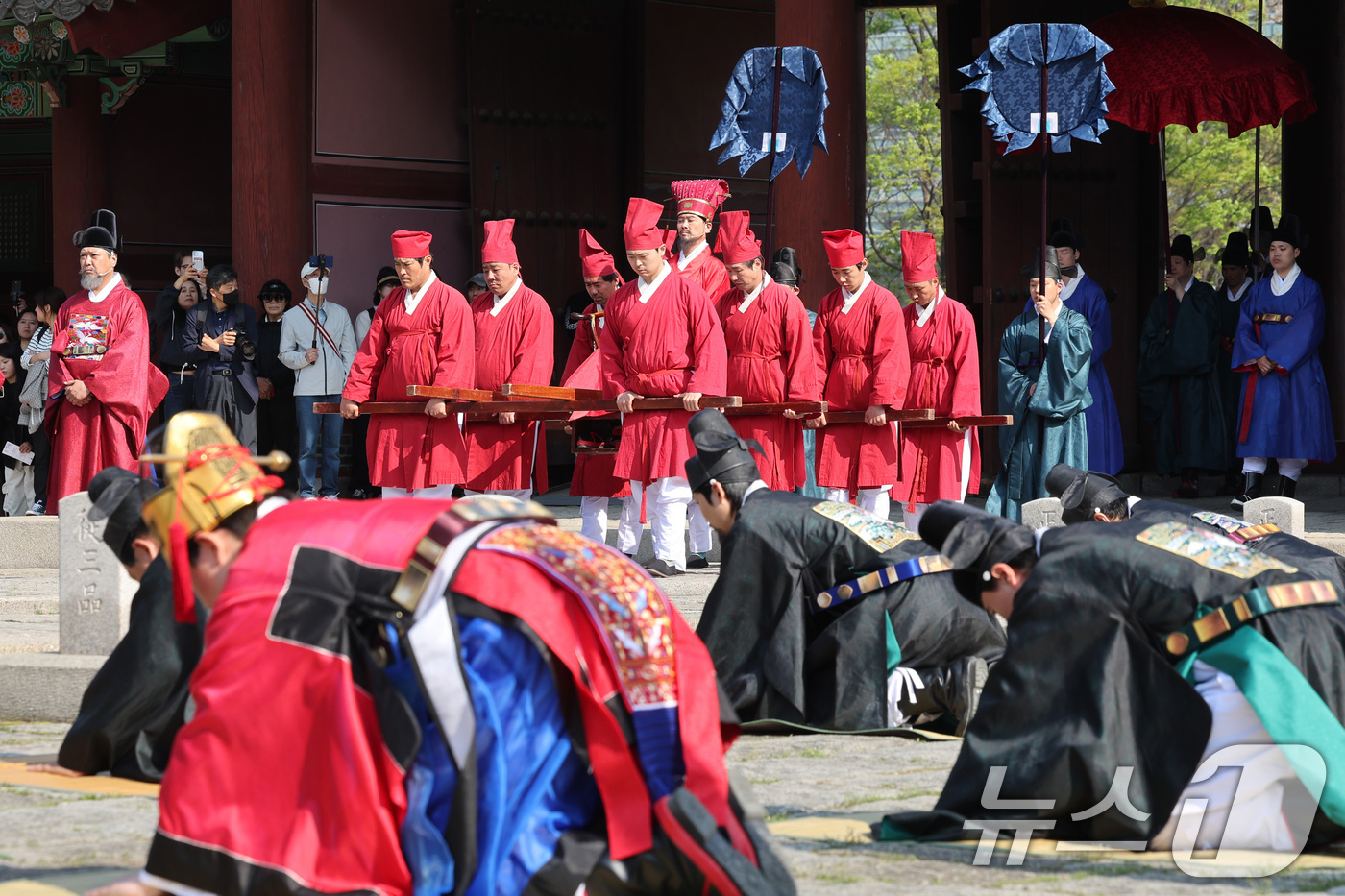 (서울=뉴스1) 신웅수 기자 = 24일 오후 서울 종로구 경희궁에서 조선통신사 행렬 재현 행사가 열리고 있다.이번 행사는 한국과 일본 국교 정상화 60주년을 기념해 열렸으며 부산과 …
