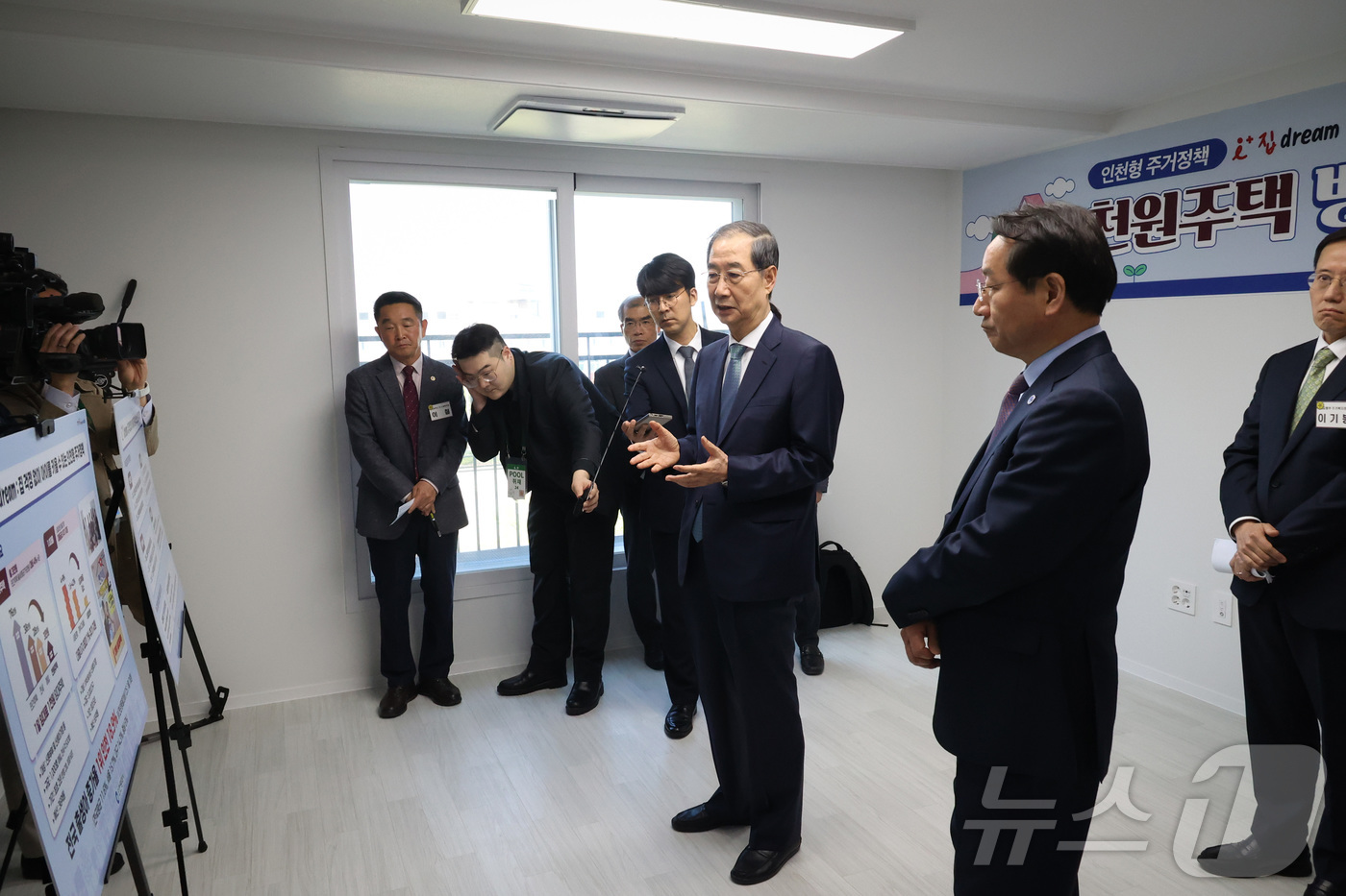 (서울=뉴스1) = 한덕수 대통령 권한대행 국무총리가 24일 인천시 미추홀구 천원주택을 방문해 현장 점검을 하고 있다. (총리실 제공. 재판매 및 DB 금지) 2025.4.24/뉴 …