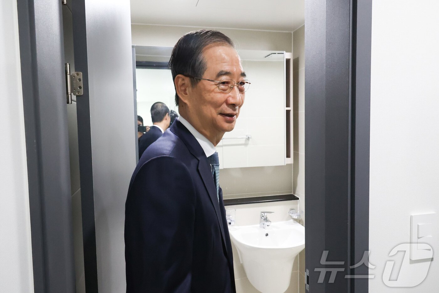 본문 이미지 - 한덕수 대통령 권한대행 국무총리가 24일 인천시 미추홀구 천원주택을 방문해 현장 점검을 하고 있다. &#40;총리실 제공. 재판매 및 DB 금지&#41; 2025.4.24/뉴스1