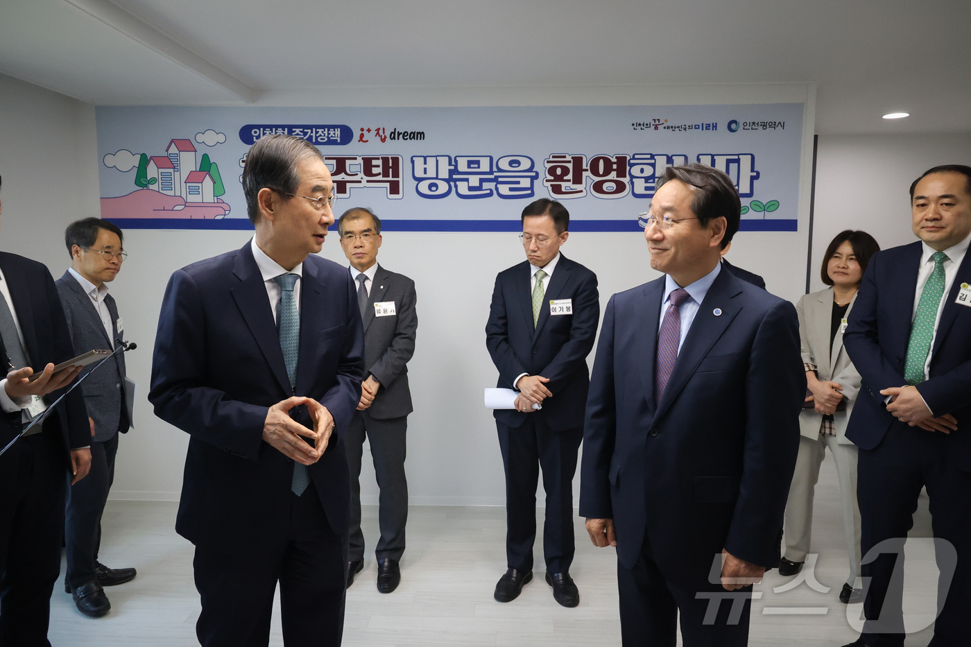 (서울=뉴스1) = 한덕수 대통령 권한대행 국무총리가 24일 인천시 미추홀구 천원주택을 방문해 유정복 인천시장과 대화하고 있다. (총리실 제공. 재판매 및 DB 금지) 2025.4 …