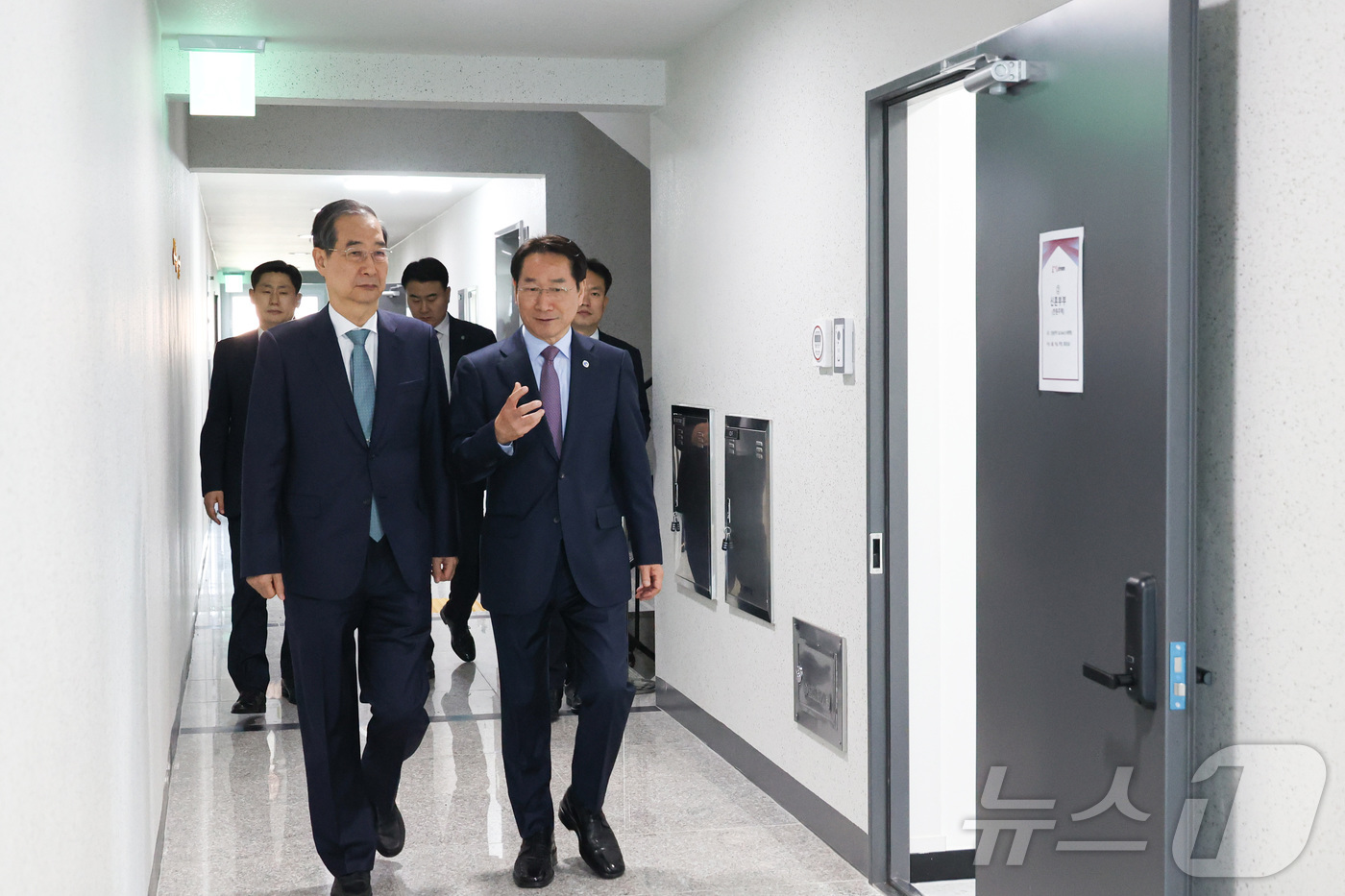 (서울=뉴스1) = 한덕수 대통령 권한대행 국무총리가 24일 인천시 미추홀구 천원주택을 방문해 유정복 인천시장과 대화하고 있다. (총리실 제공. 재판매 및 DB 금지) 2025.4 …