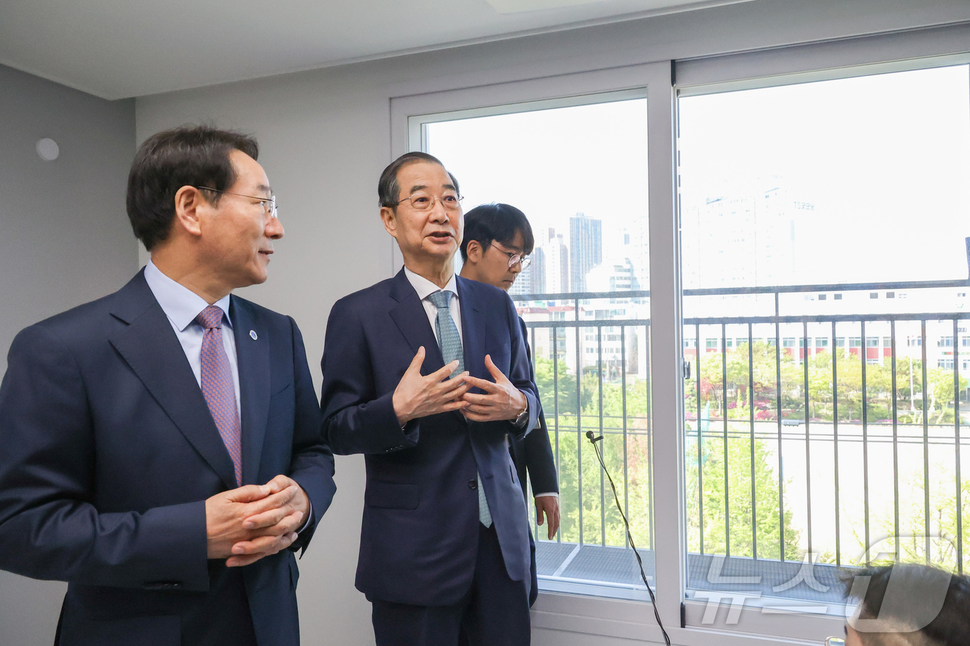 (서울=뉴스1) = 한덕수 대통령 권한대행 국무총리가 24일 인천시 미추홀구 천원주택을 방문해 발언하고 있다. (총리실 제공. 재판매 및 DB 금지) 2025.4.24/뉴스1