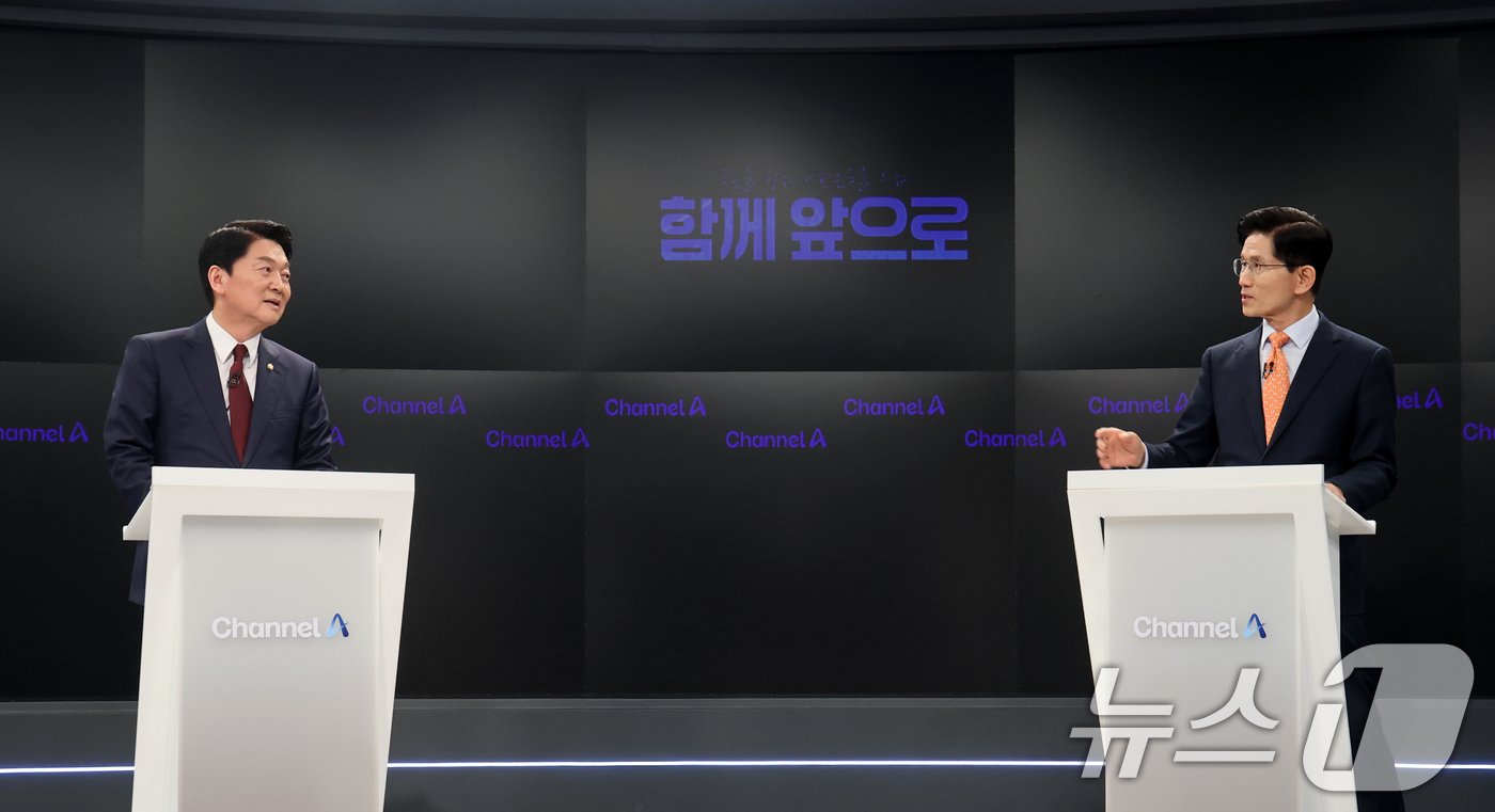 (서울=뉴스1) 국회사진취재단 = 국민의힘 대선 2차 경선 진출자인 안철수(왼쪽), 김문수 후보가 24일 오후 서울 종로구 동아미디어센터 채널A 스튜디오에서 1:1 맞수 토론을 하 …