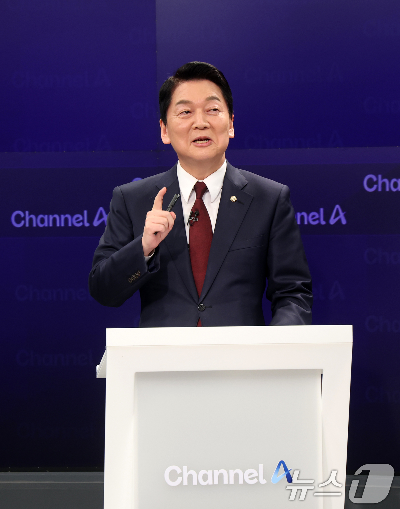 (서울=뉴스1) 국회사진취재단 = 국민의힘 대선 2차 경선 진출자인 안철수 후보가 24일 오후 서울 종로구 동아미디어센터 채널A 스튜디오에서 김문수 후보와 1:1 맞수 토론 리허설 …