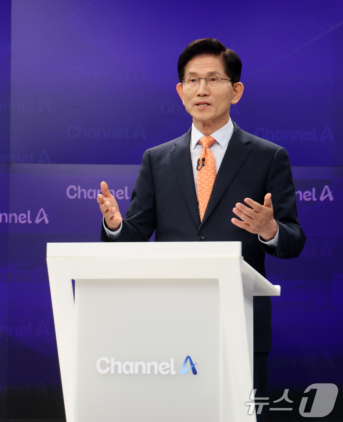 (서울=뉴스1) 국회사진취재단 = 24일 오후 종로 동아미디어센터 채널A 스튜디오에서 국민의힘 대선 2차 경선 진출자인 김문수 후보가 토론 전 리허설을 하고 있다. 2025.4.2 …