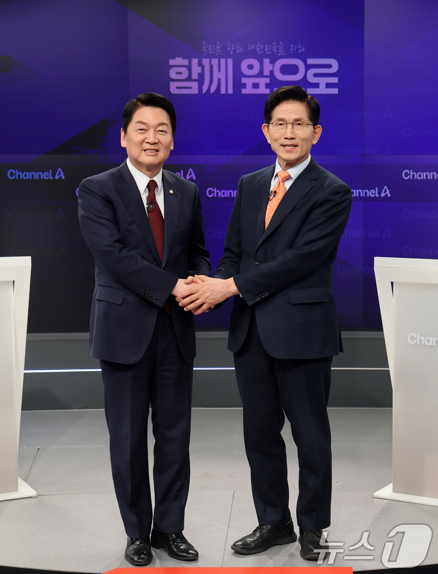 (서울=뉴스1) 국회사진취재단 = 국민의힘 대선 2차 경선 진출자인 안철수(왼쪽), 김문수 후보가 24일 오후 서울 종로구 동아미디어센터 채널A 스튜디오에서 1:1 맞수 토론 전 …