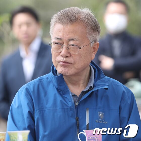 문재인 기소에 변호인단 "정치검찰의 공소권 남용…위법한 기소"
