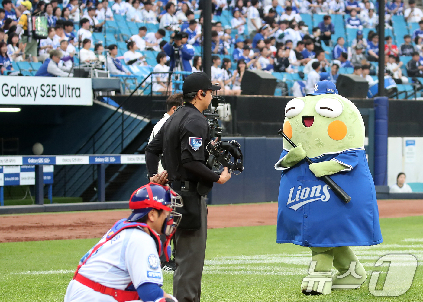(대구=뉴스1) 공정식 기자 = 24일 오후 대구 수성구 삼성라이온즈파크에서 열린 프로야구 '2025 신한 SOL뱅크 KBO 리그' 기아 타이거즈와 삼성 라이온즈의 경기, 수성구민 …