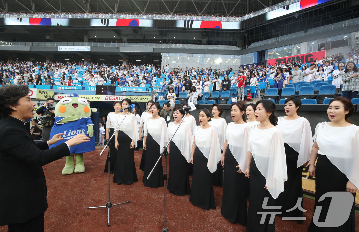(대구=뉴스1) 공정식 기자 = 24일 오후 대구 수성구 삼성라이온즈파크에서 열린 프로야구 '2025 신한 SOL뱅크 KBO 리그' 기아 타이거즈와 삼성 라이온즈의 경기, 수성구민 …